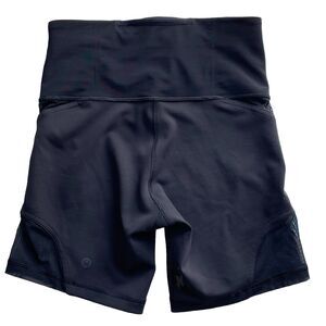Lululemon Size 4 Wunder Train Mesh Panel High Rise Shorts 6” Inseam Black